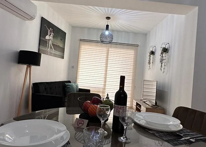 Lucy's Holidays Apartmán